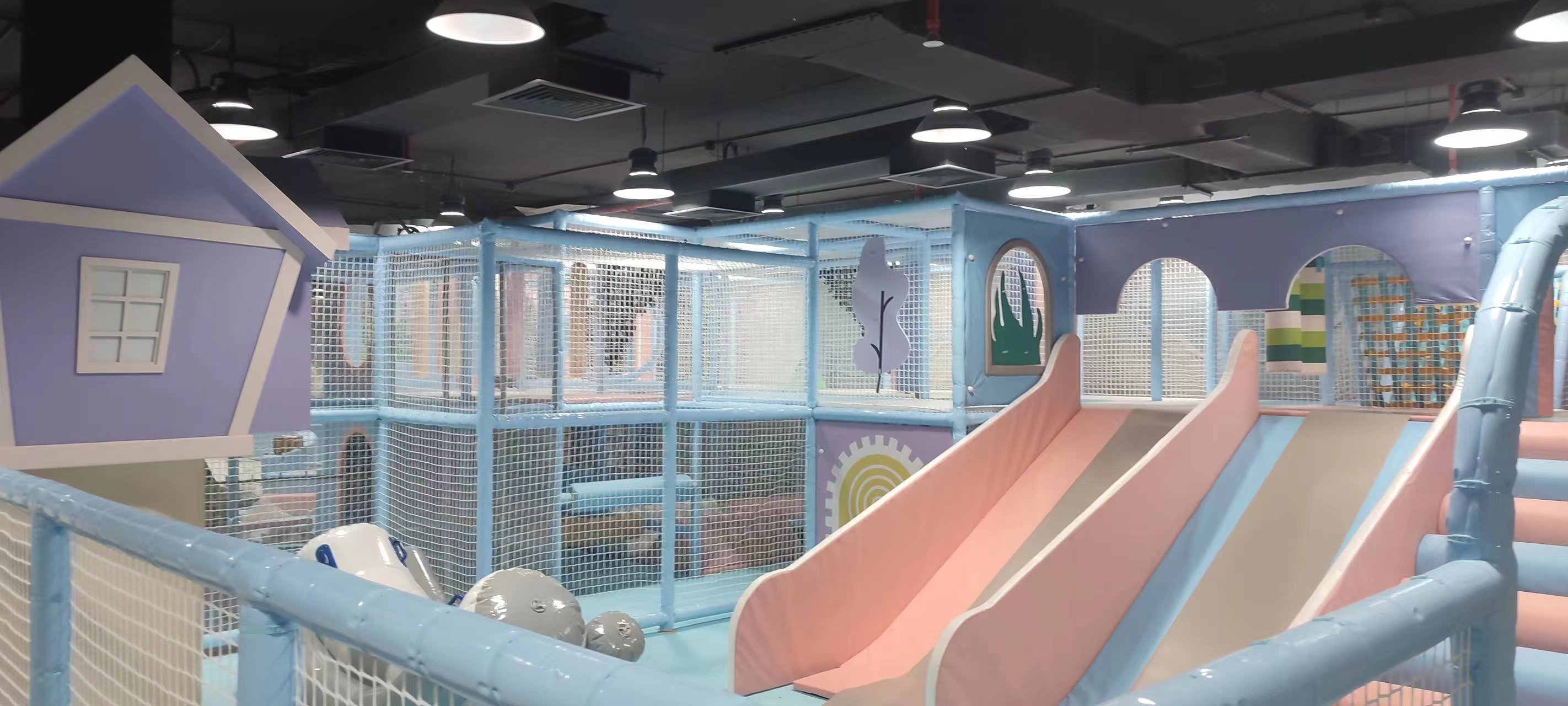 Which types of playground equipment in indoor playground need to be installed with protective nets (2)