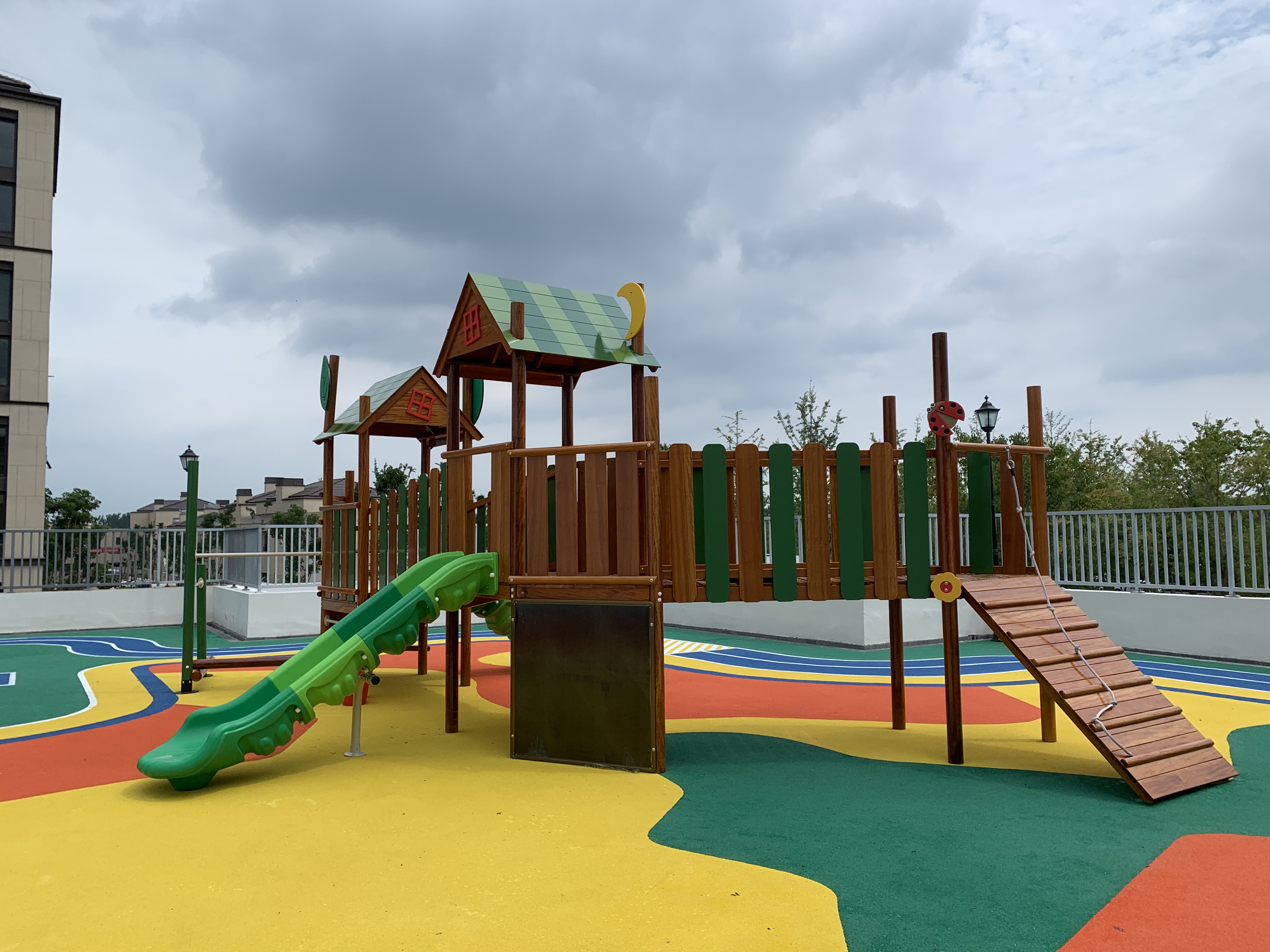 Detailed answers on how to clean and maintain outdoor playground equipment (1)