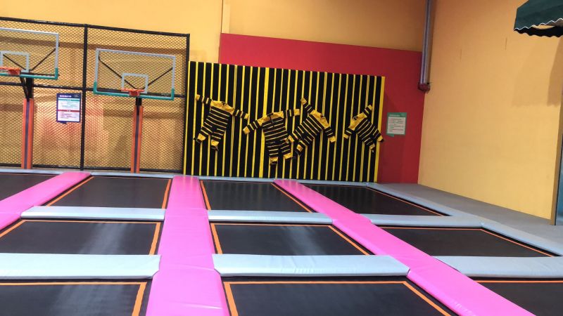 What are the highlights of popular indoor children's parks (2)