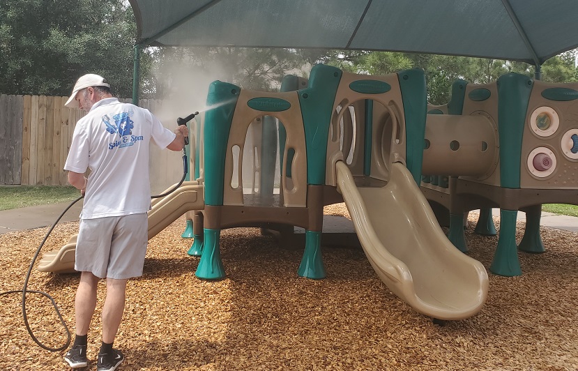 How to keep outdoor playground clean 1