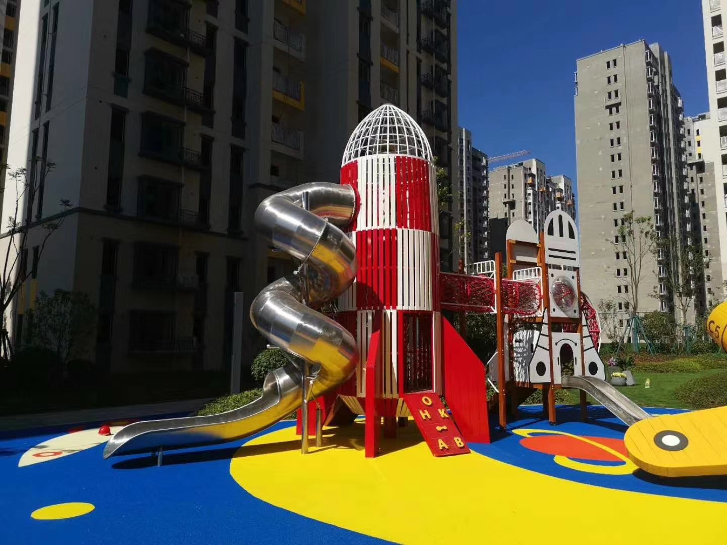 Stainless steel slides creat safety and happiness in kids’ playground (2)