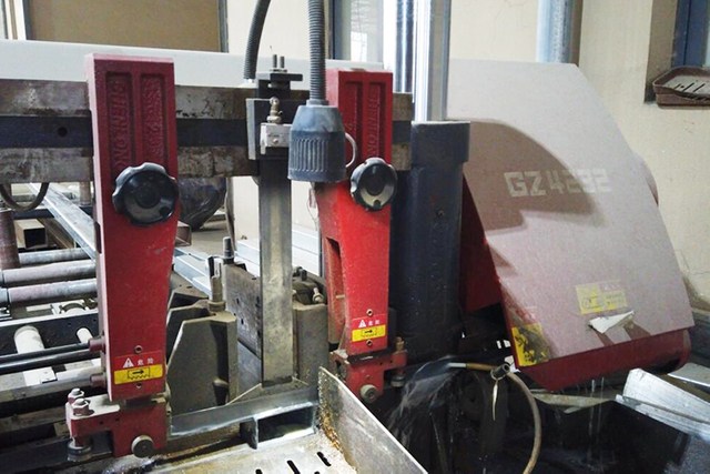 Iron cutting machine