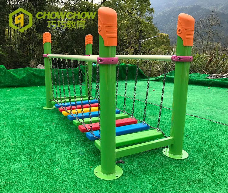 QiaoQiao adventure fitness equipment plastic wobble bridge daycare sensory exercise play balance bridge swing beam for kids